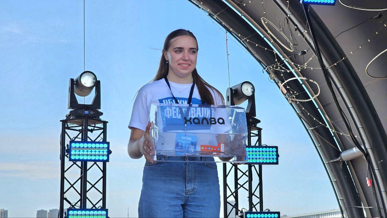 Фото Гигантская яичница и турнир по ловле рыбы. Опубликованы кадры масштабного «Пикник феста» на Михайловской набережной 21 - Сиб.ФМ Фото Гигантская яичница и турнир по ловле рыбы. Опубликованы кадры масштабного «Пикник феста» на Михайловской набережной 21